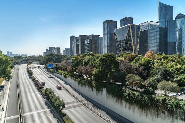 Leere Straßenbodenoberfläche mit modernen Stadtmarksteingebäuden von Hangzhou-Promenade Skylinen, Zhejiang, Porzellan