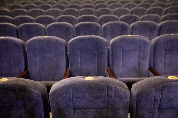 Leere Stühle im Auditorium zum Ansehen eines Films