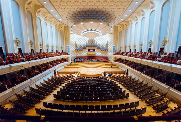Leere Stühle im Auditorium