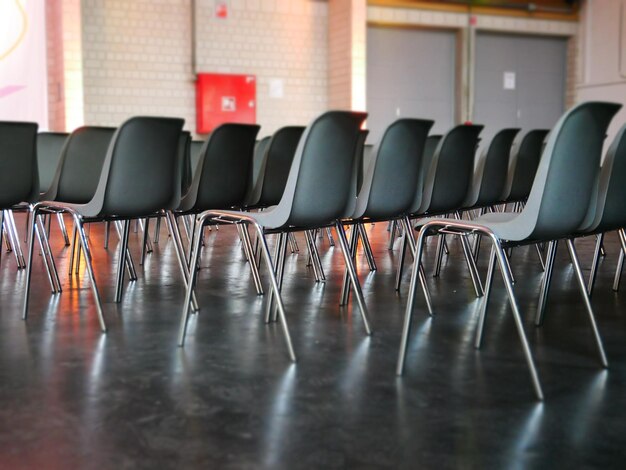 Foto leere stühle im seminarsaal