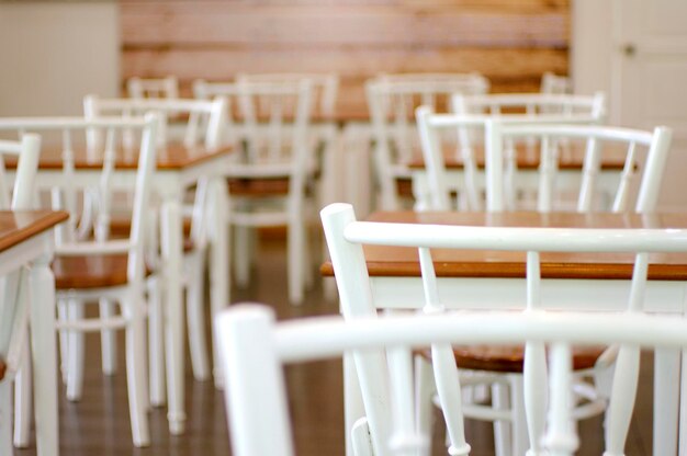 Leere Stühle in einem Café, einem Kaffeehaus aus Holz und Weiß