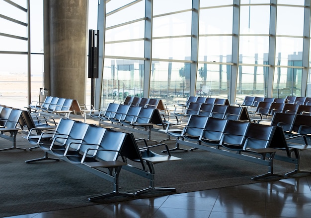 Foto leere stühle in einem leeren flughafen