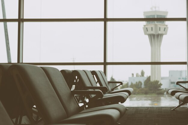 Leere Stühle in einem Warteraum am Flughafen