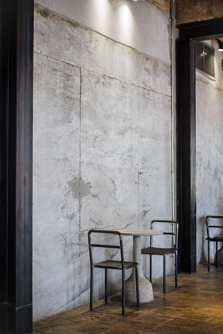 Foto leere stühle und tisch an der wand in einem alten gebäude