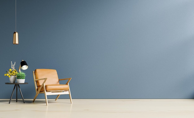 Leere Stühle und Tisch gegen die Wand zu Hause