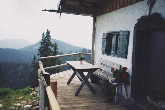 Foto leere stühle und tische gegen das gebäude