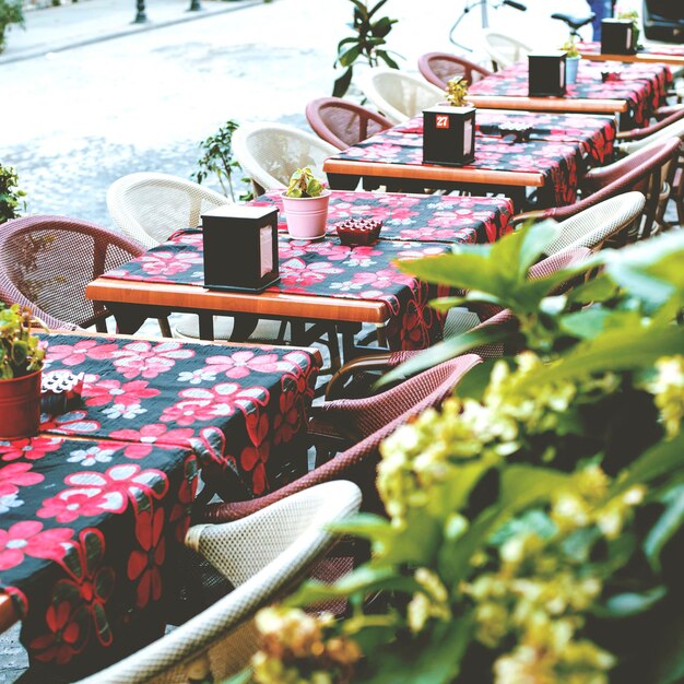 Foto leere stühle und tische im café im freien