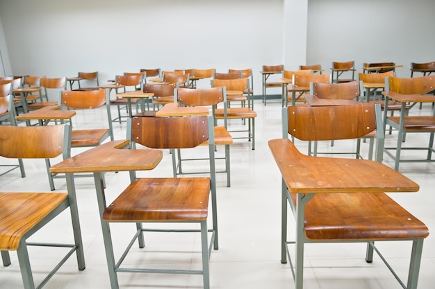 Leere Stühle und Tische im Klassenzimmer