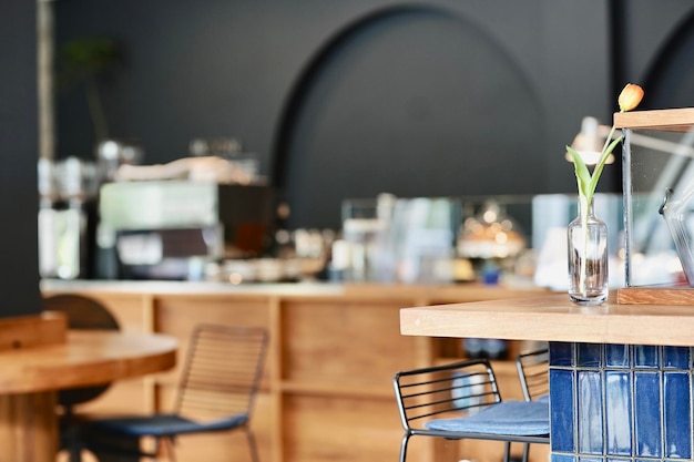 Leere Stühle und Tische im Restaurant