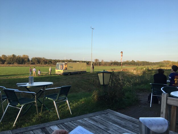 Foto leere stühle und tische vor klarem himmel