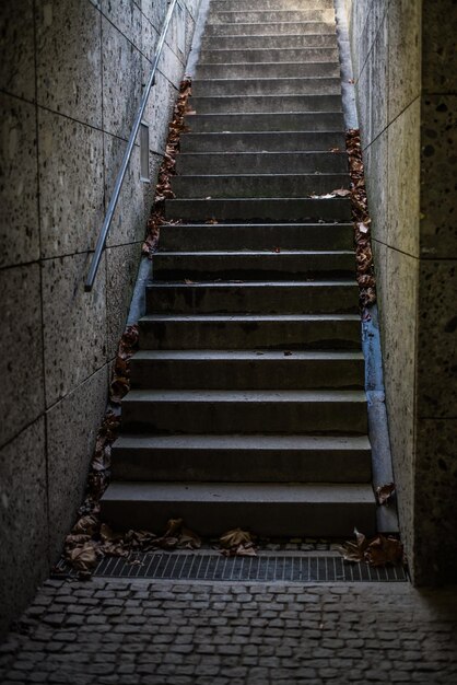 Leere Stufen im Gebäude