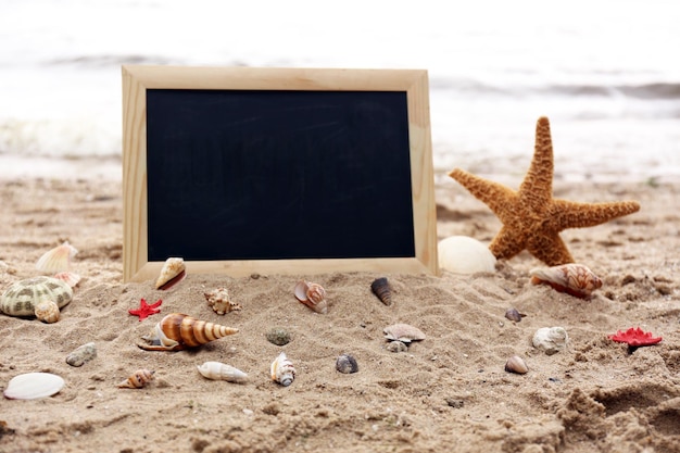 Leere Tafel auf Strandhintergrund