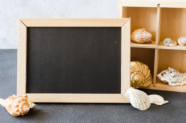 Leere Tafel oder Fotorahmen mit Muscheln