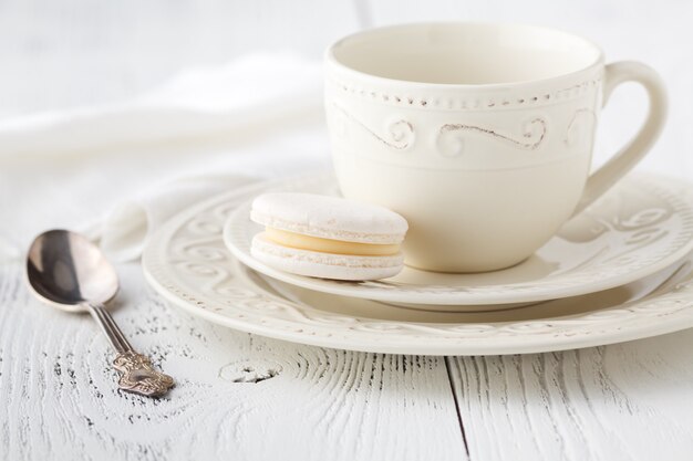 Leere Tasse Kaffee auf dem Holztisch