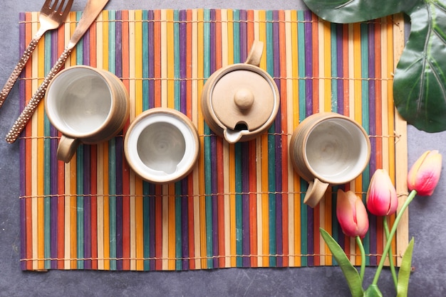 Leere Teetasse auf den Tisch stellen