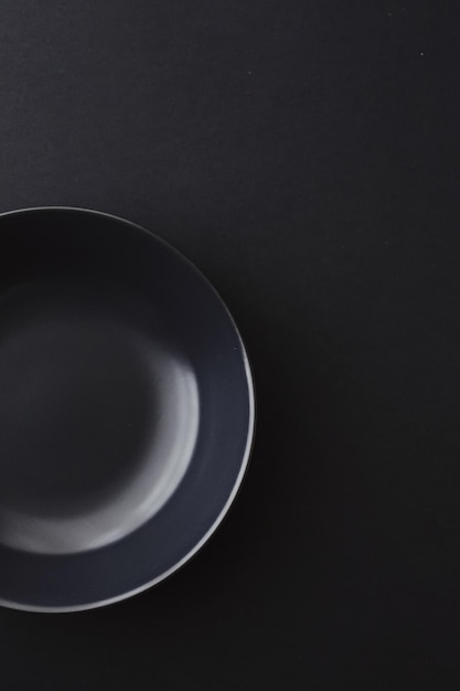 Leere Teller auf schwarzem Hintergrund Premium-Geschirr für Feiertagsessen, minimalistisches Design und Ernährung