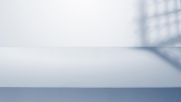 Leere Tischplatte mit weißer Betonwand Abstraktes Muster von Betonwand