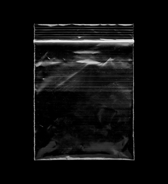 Leere transparente Plastiktütenauflage auf schwarzem Hintergrund