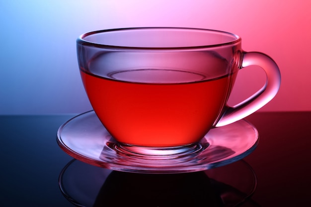 Leere transparente Tasse mit Tee auf einer Untertasse