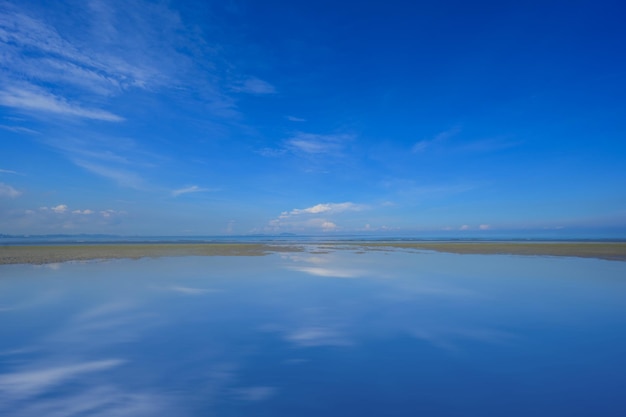 Leere tropische Strandansicht an heißen Sommerferien. Meerblick mit blauem Himmelshintergrund.