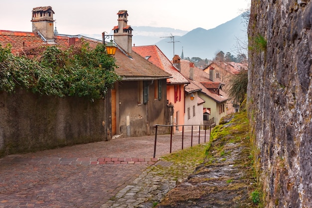 Leere typisch französische schöne Straße in der Altstadt von Annecy am Morgen, Frankreich