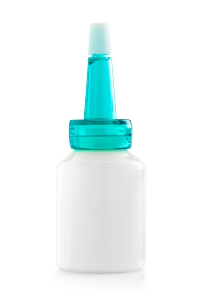 Leere Verpackung Dropper Serum weiße Keramikflasche isoliert auf weißem Hintergrund mit Beschneidungspfad bereit für kosmetisches Produktdesign Mockup