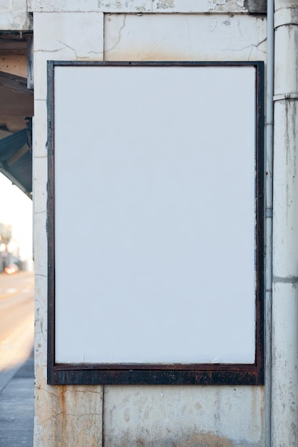 Leere vertikale Werbetafel an der Wand