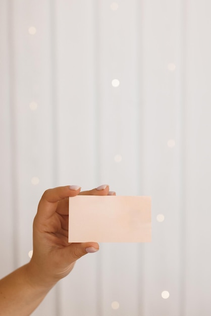 leere Visitenkarte in der Hand Kreditkarte oder leeres Papier leere Menü Rabattkarte Visitenkarte