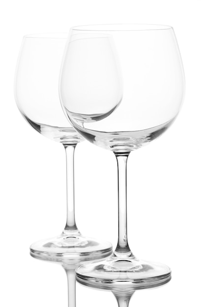 Leere Weingläser angeordnet und isoliert auf Weiß