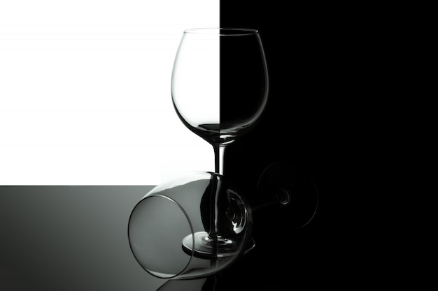 Leere Weingläser lokalisiert auf Schwarzweiss-Hintergrund. Weinkarte Design-Menü mit Kopierraum.