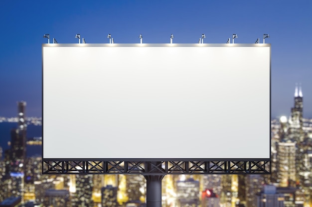 Leere weiße horizontale Plakatwand auf Skyline-Hintergrund bei abendlicher Vorderansicht Mock-up-Werbekonzept