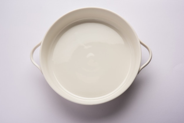 Leere weiße Keramik-Servierschüssel, isoliert über weißer oder grauer Oberfläche
