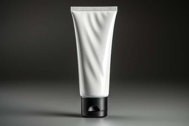 Leere weiße Kosmetikröhren-Mockup auf dunklem Hintergrund