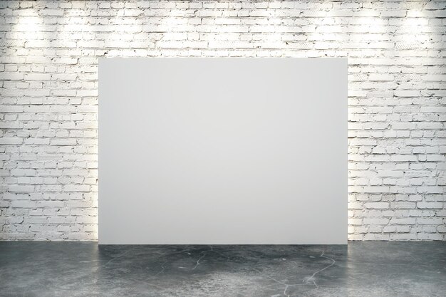 Leere weiße Leinwand in der Mitte der weißen Ziegelwand mit Betonboden