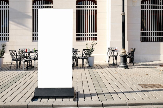 Leere weiße Plakattafel für ein Modell auf dem Bürgersteig