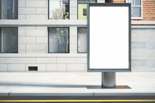 Leere weiße Plakatwand auf der Straße im Freien am Morgen verspotten