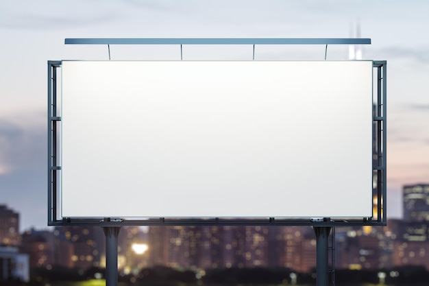 Leere weiße Plakatwand auf Stadtbildhintergrund bei abendlicher Vorderansicht Mock-up-Werbekonzept