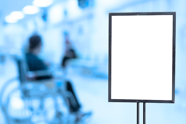 Leere weiße Plakatwand im modernen Krankenhaus