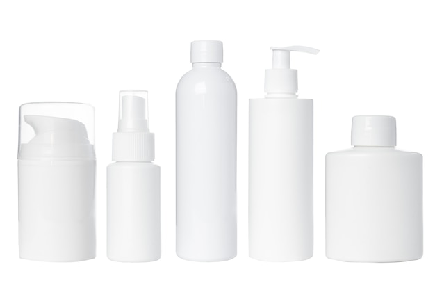 Leere weiße Plastikflaschen für Kosmetik, Creme, Lotion, Serum, Medikamente auf weißem Hintergrund. Isoliert