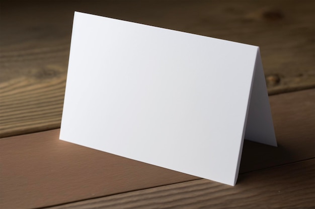 Foto leere weiße postkarte, die auf einem holztisch steht