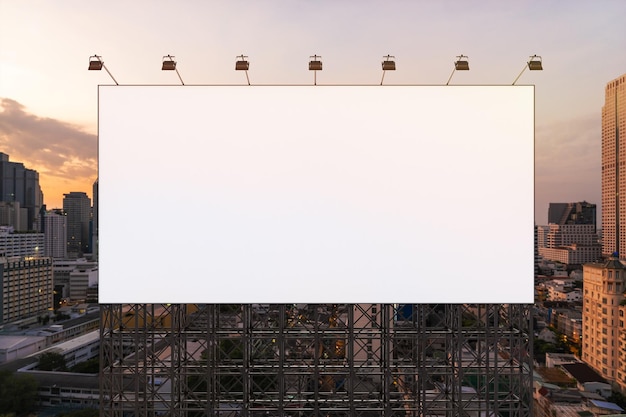 Foto leere weiße straßenplakatwand mit bangkok-stadtbildhintergrund bei sonnenuntergang straßenwerbeplakat mock up 3d-rendering vorderansicht das konzept der marketingkommunikation zur förderung oder zum verkauf von ideen