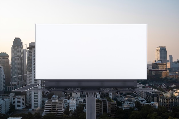 Leere weiße Straßenplakatwand mit Bangkok-Stadtbildhintergrund bei Sonnenuntergang Straßenwerbeplakat mock up 3D-Rendering Vorderansicht Das Konzept der Marketingkommunikation zur Förderung oder zum Verkauf von Ideen