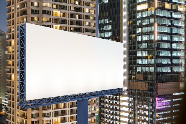 Leere weiße Straßenplakatwand mit Bangkok-Stadtbildhintergrund in der Nacht Straßenwerbeplakat Mock-up 3D-Rendering Seitenansicht Das Konzept der Marketingkommunikation, um Idee zu verkaufen