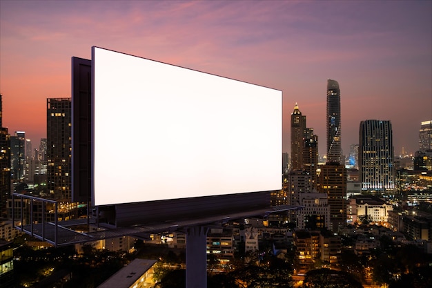 Leere weiße Straßenplakatwand mit Bangkok-Stadtbildhintergrund in der Nacht Straßenwerbeplakat Mock-up 3D-Rendering Seitenansicht Das Konzept der Marketingkommunikation, um Idee zu verkaufen