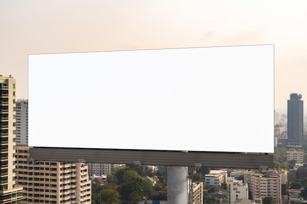 Leere weiße Straßenplakatwand mit Bangkok-Stadtbildhintergrund zur Tageszeit Straßenwerbeplakat mock up 3D-Rendering Vorderansicht Das Konzept der Marketingkommunikation zur Förderung oder zum Verkauf von Ideen