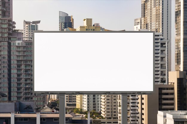 Leere weiße Straßenplakatwand mit Bangkok-Stadtbildhintergrund zur Tageszeit Straßenwerbeplakat mock up 3D-Rendering Vorderansicht Das Konzept der Marketingkommunikation zur Förderung oder zum Verkauf von Ideen