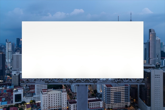 Leere weiße Straßenplakatwand mit KL-Stadtbildhintergrund in der Nacht Straßenwerbeplakat Mock-up 3D-Rendering Vorderansicht Das Konzept der Marketingkommunikation zur Förderung oder zum Verkauf von Ideen