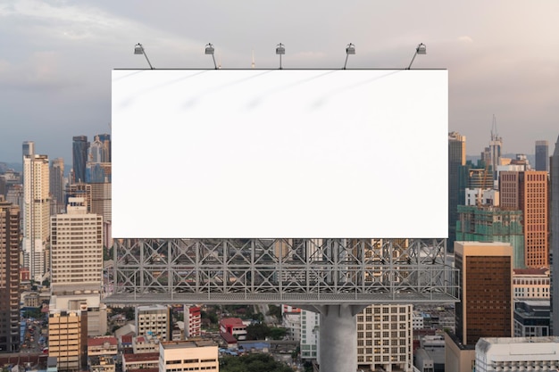 Leere weiße Straßenplakatwand mit Kuala Lumpur-Stadtbildhintergrund bei Sonnenuntergang Straßenwerbeplakat mock up 3D-Rendering Vorderansicht