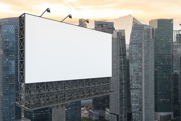 Leere weiße Straßenplakatwand mit Singapur-Stadtbildhintergrund bei Sonnenuntergang Straßenwerbeplakat Mock-up 3D-Rendering Seitenansicht Das Konzept der Marketingkommunikation, um Idee zu verkaufen