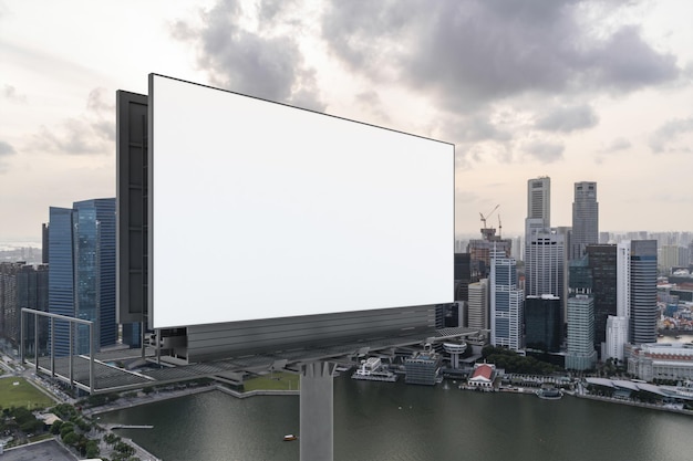 Leere weiße Straßenplakatwand mit Singapur-Stadtbildhintergrund bei Sonnenuntergang Straßenwerbeplakat mock up 3D-Rendering Seitenansicht Das Konzept der Marketingkommunikation, um Idee zu verkaufen